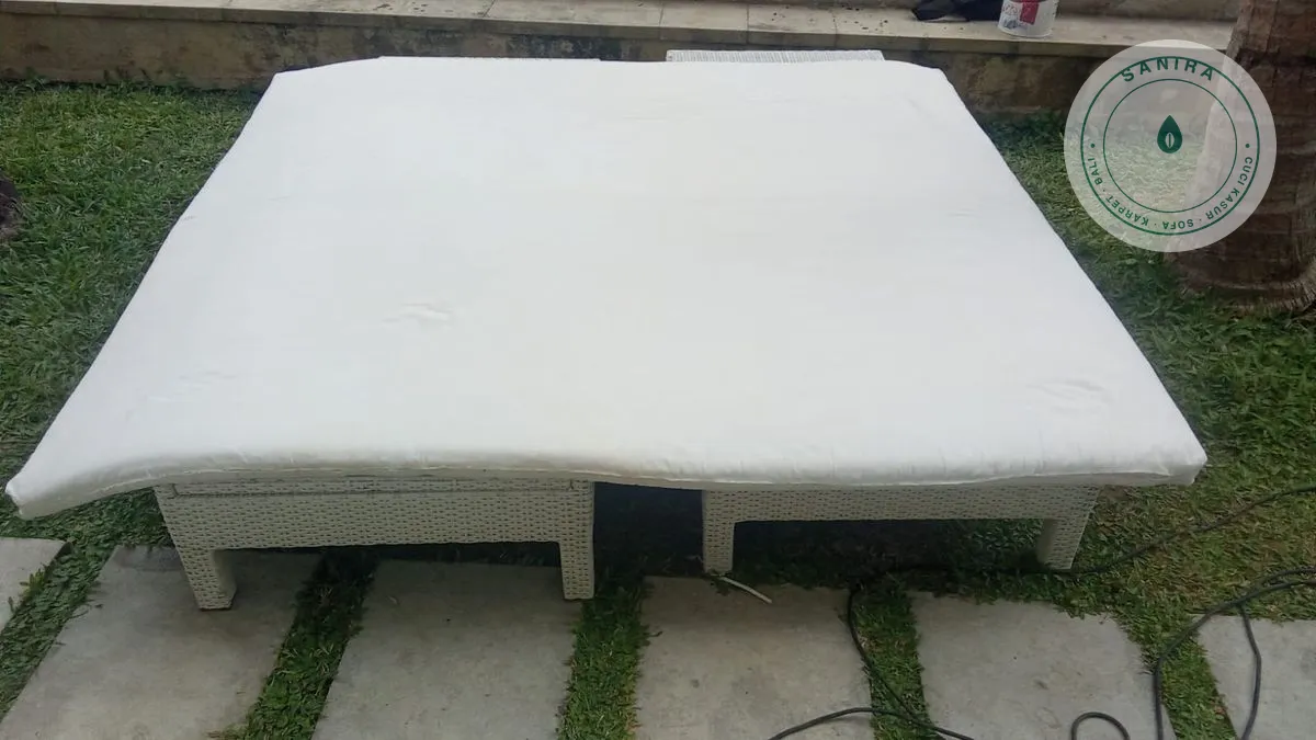 Kasur putih di taman saat dijemur