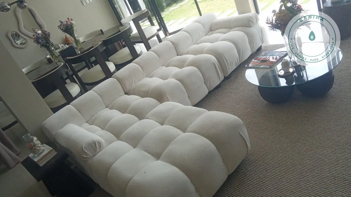 Sofa kain putih bersih di ruang tamu villa di Bali