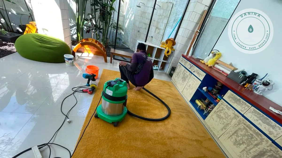 Karpet digantung dan dikeringkan dengan kipas angin saat musim hujan