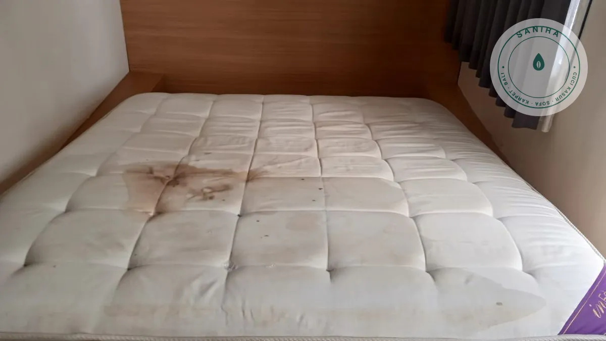 Kasur dengan bercak dan noda gelap, salah satu tanda perlu deep cleaning