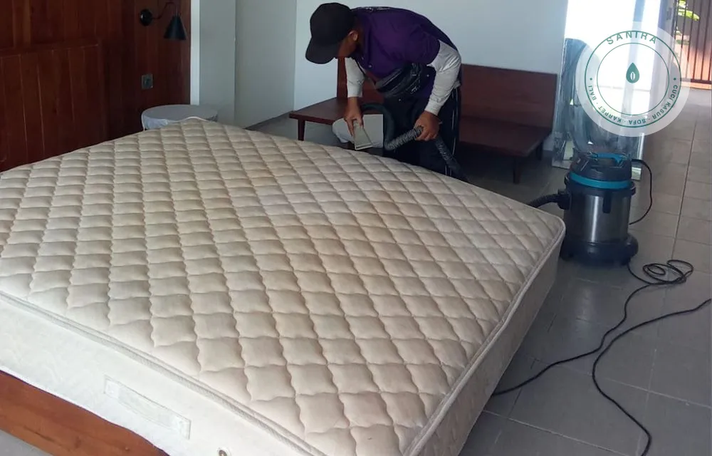 Teknisi Sanira mencuci kasur di rumah pelanggan di Bali