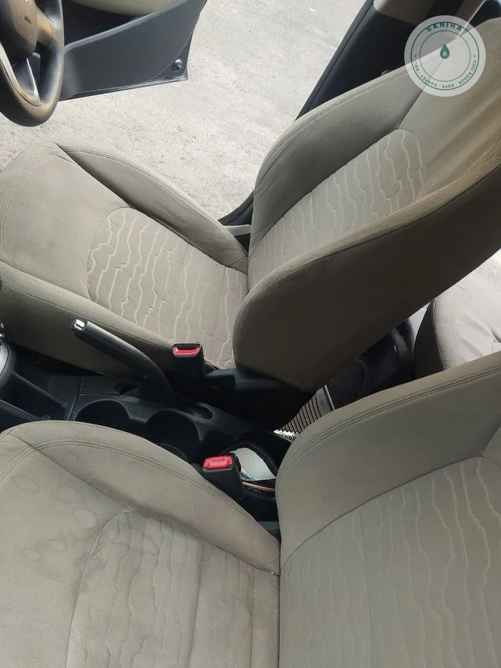 Jok depan mobil krem kusam dan keabuan sebelum dicuci Sanira