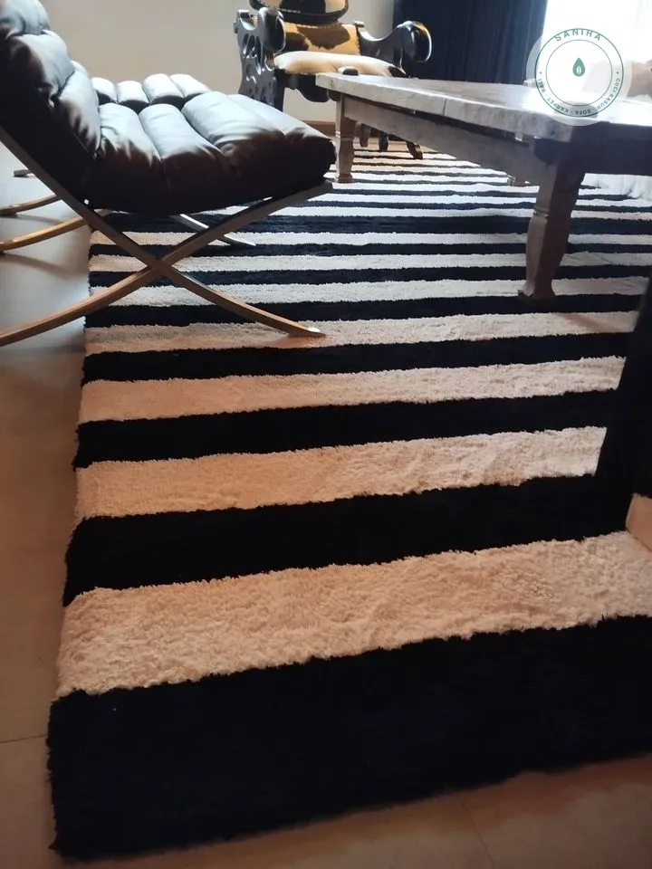 Karpet bergaris dengan garis putih cerah sesudah dicuci Sanira