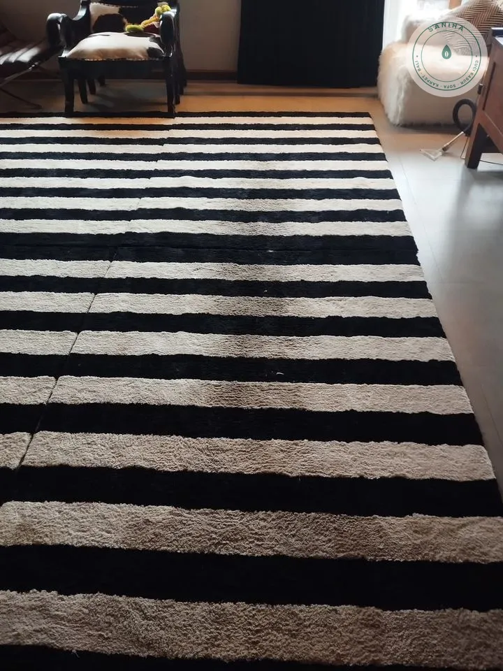 Karpet bergaris dengan garis putih kusam sebelum dicuci Sanira