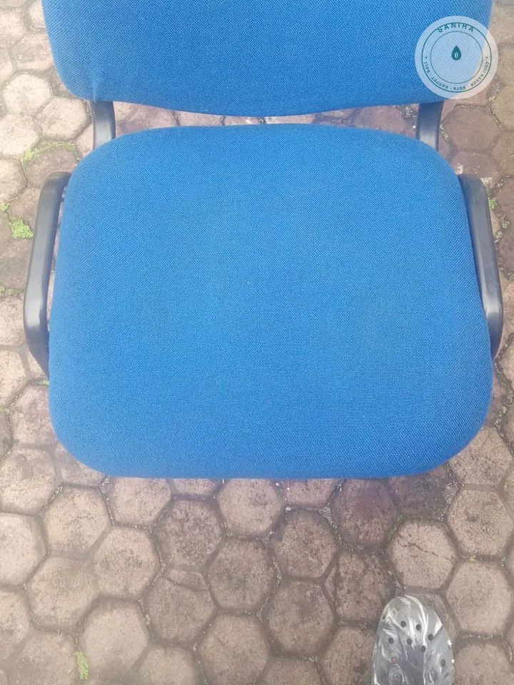 Kursi kantor kain biru bersih cerah sesudah dicuci Sanira