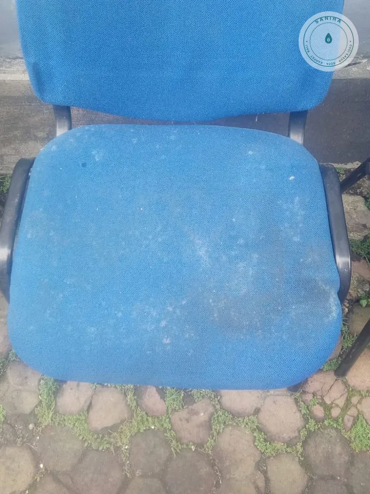 Kursi kantor kain biru berdebu dan bernoda sebelum dicuci Sanira