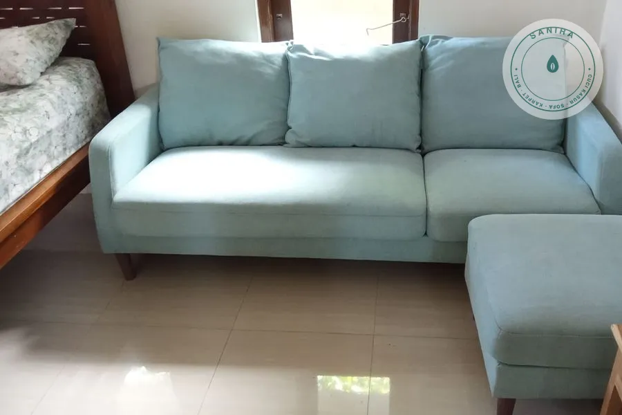 Sofa hijau mint bersih dan warna segar sesudah dicuci Sanira