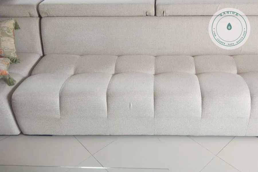 Sofa bersih dan cerah sesudah dicuci Sanira